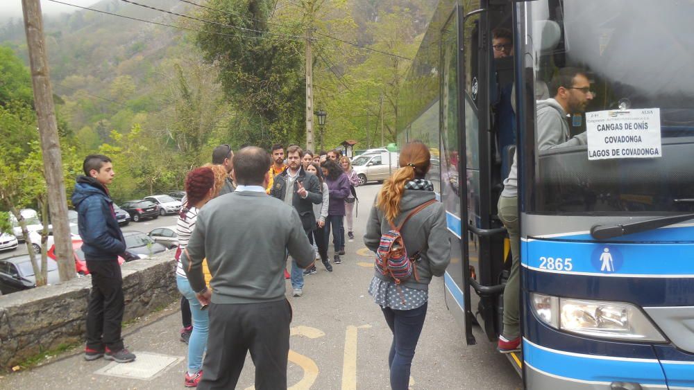 Turistas entre la niebla en los Lagos de Covadonga