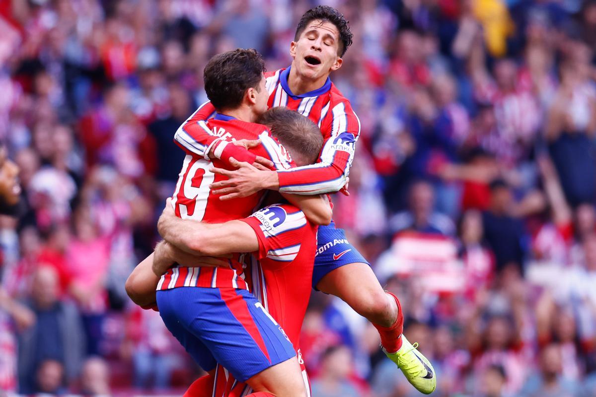 Sorloth, Julian Álvarez y Giuliano Simeone celebran el tercer gol del Atlético en la victoria ante el Leganés.