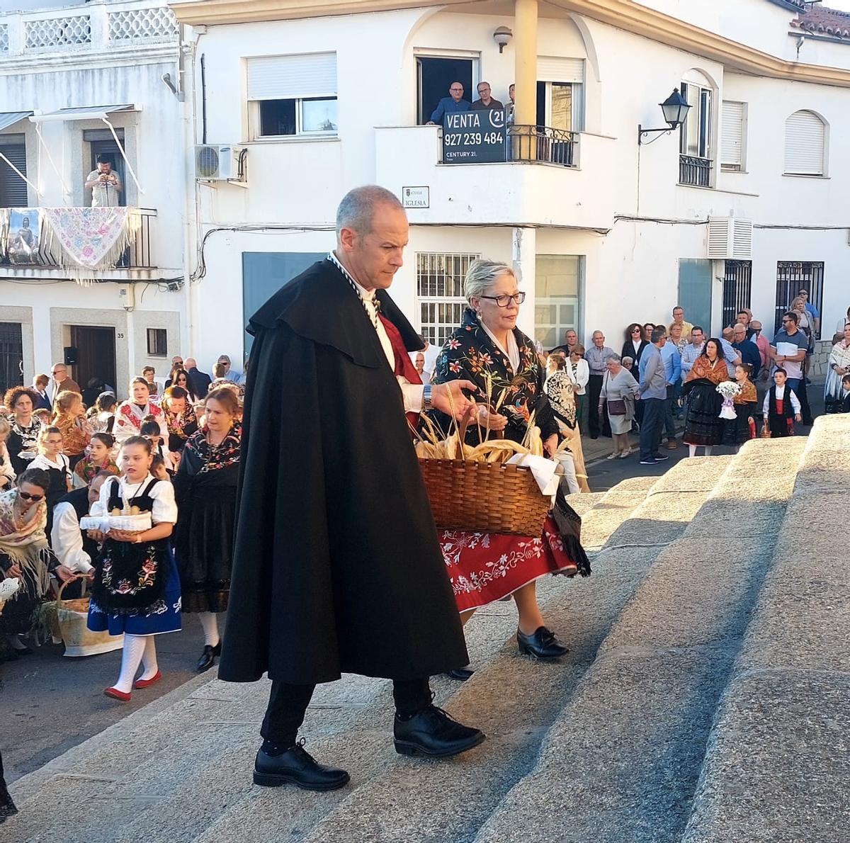 El alcalde de Malpartida de Cáceres participando en las Ofrendas a San Isidro el pasado año.