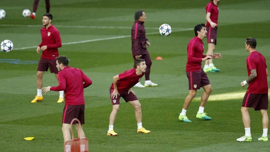 Los jugadores del Atlético de Madrid, durante el entrenamiento de ayer en el Bernabéu. // Efe