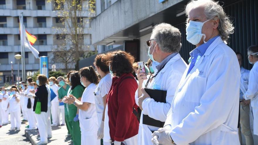 Médicos y personal sanitario del Hospital Universitario de A Coruña durante un homenaje de las fuerzas de seguridad.