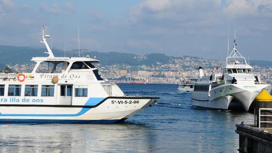 Barcos de Nabia y de Mar de Ons cuando operaban en la misma línea en 2011 en Cangas.// G.N.