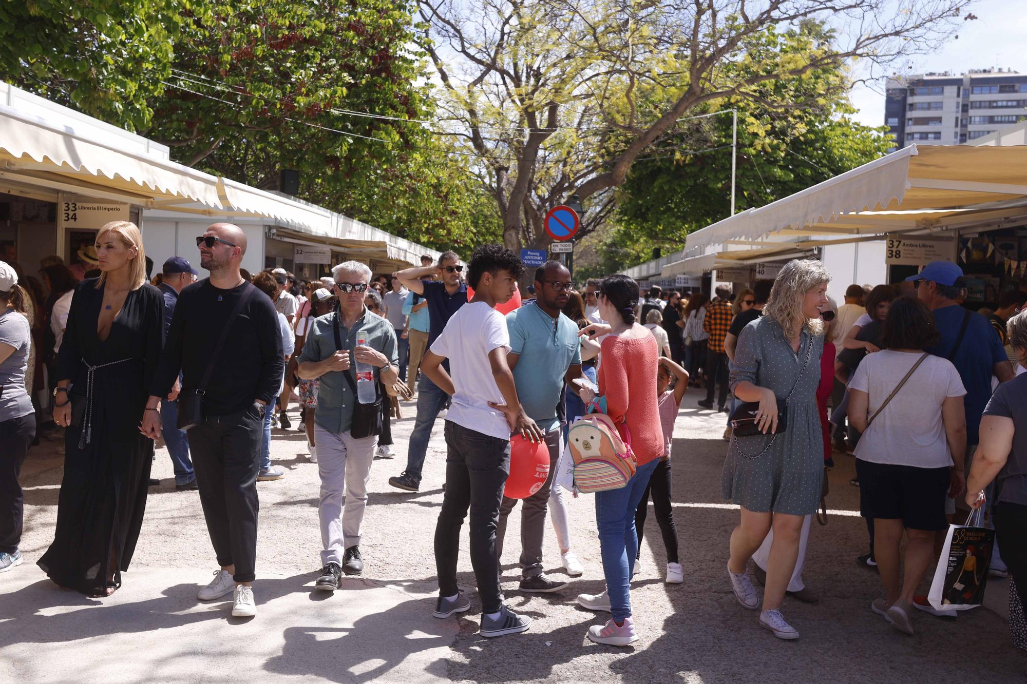 Llenazo de domingo en la Fira del Llibre