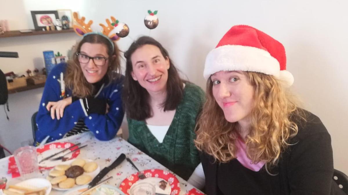 Miriam, junto a dos amigas, ayer, en Londres