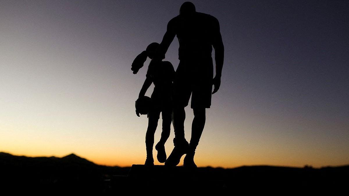 La escultura de Dan Medina en honor a Kobe y Gigi Bryant