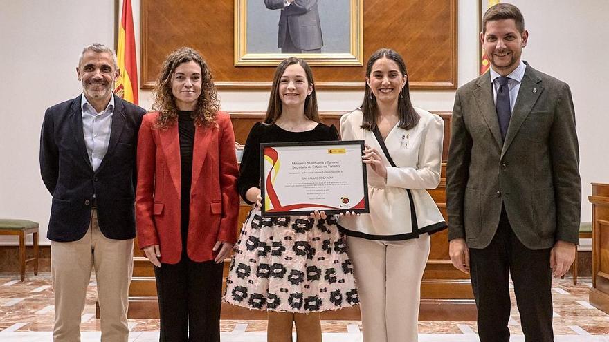 Alcalde, falleres majors, secretaria d’estat i president falles amb el certificat a les mans.