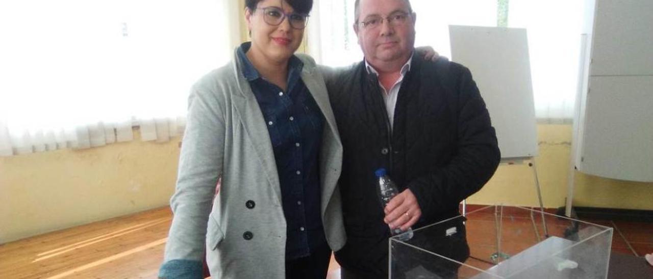 Eugenia Menéndez, alcaldesa saliente, y Miguel Ángel Villaverde, entrante, tras conocer los resultados.