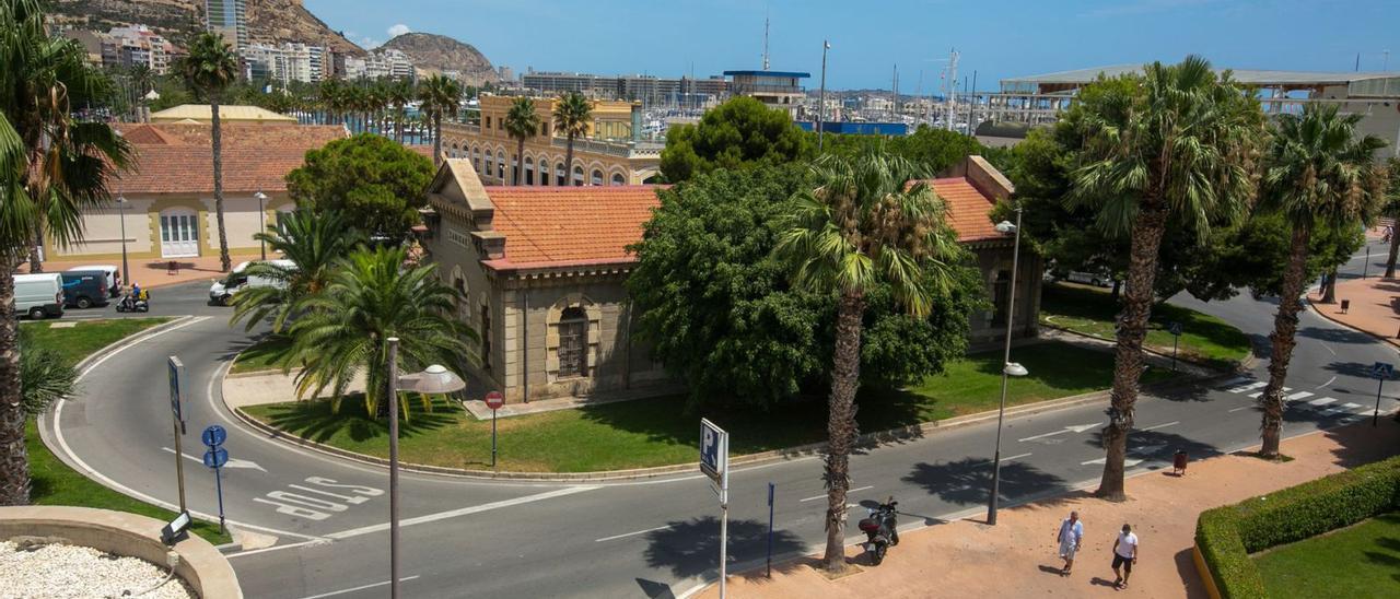 El antiguo edificio de Sanidad Exterior se encuentra en una rotonda dentro del recinto portuario de la capital alicantina