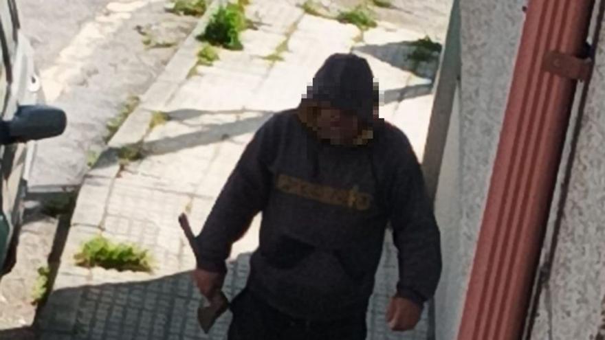 El denunciado con el hacha en plena calle. | FdV