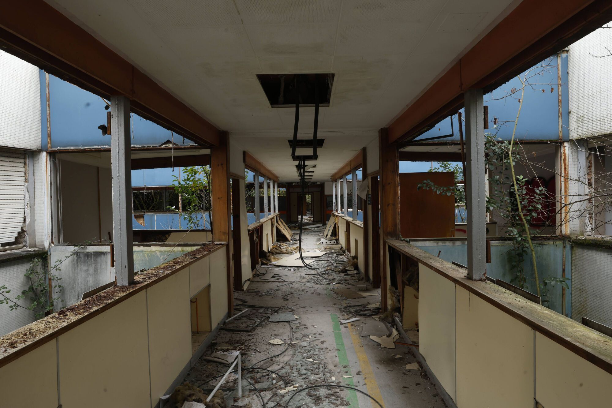 EN IMÁGENES: Viaje al interior del viejo HUCA, desvalijado y vandalizado por su abandono