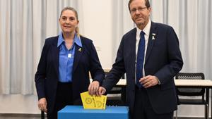 El presidente de Israel, Isaac Herzog (d), vota en Jerusalén junto a su esposa, Michal, en el marco de las elecciones municipales