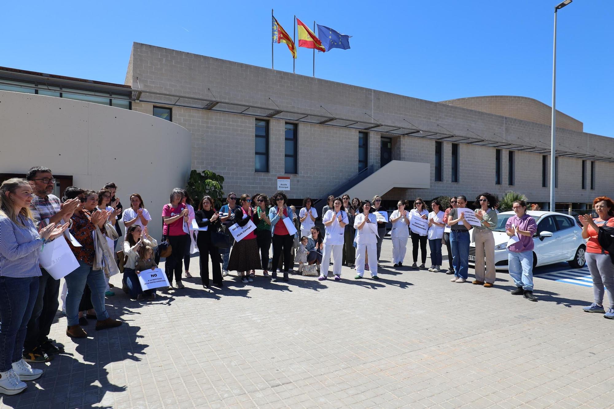 Las imágenes de la concentración en apoyo a la supervisora de matronas del Hospital de la Plana, destituida por Sanitat