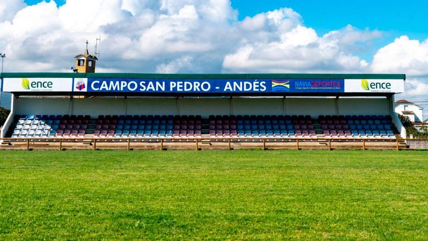 Susto en el fútbol asturiano: un jugador del Barcia se desploma durante un partido ante el Andés