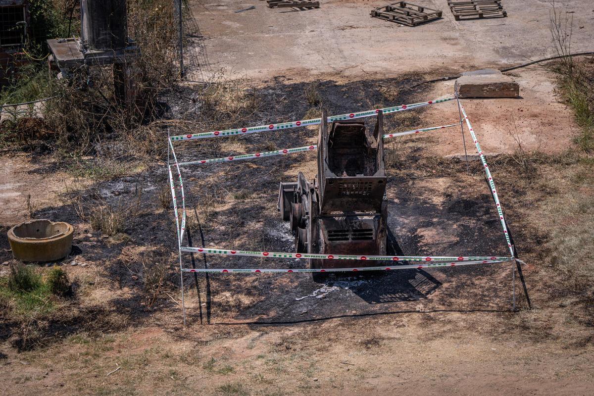 Imágenes del punto donde se originó el incendio forestal de Sentmenat tras incendiarse una excavadora en una explotación agrícola.
