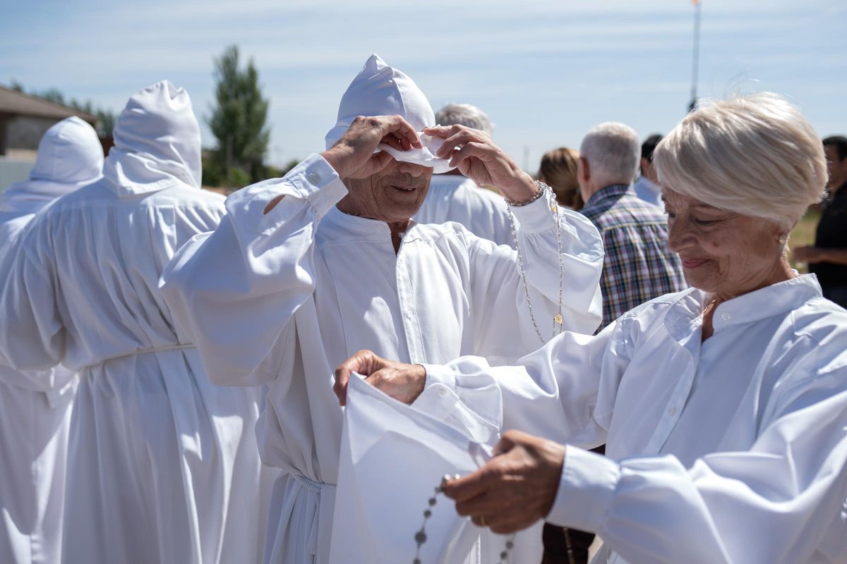 Dos penitentes se ponen la camisa ceplina.