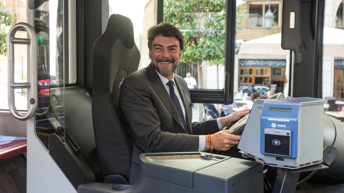 El alcalde de Alicante, Luis Barcala, al volante de un autobús, en un acto público.