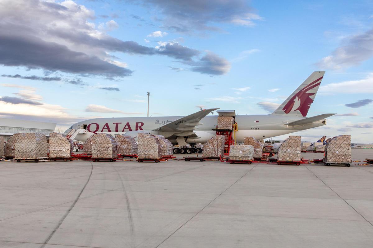 Un avión de mercancías de la compañía Qatar Airways pendiente de cargar en el aerpuerto de Zaragoza.
