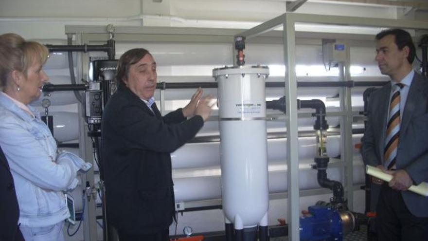 El gerente de Zamoragua explica el funcionamiento de la planta depuradora ante Maíllo durante su inauguración.
