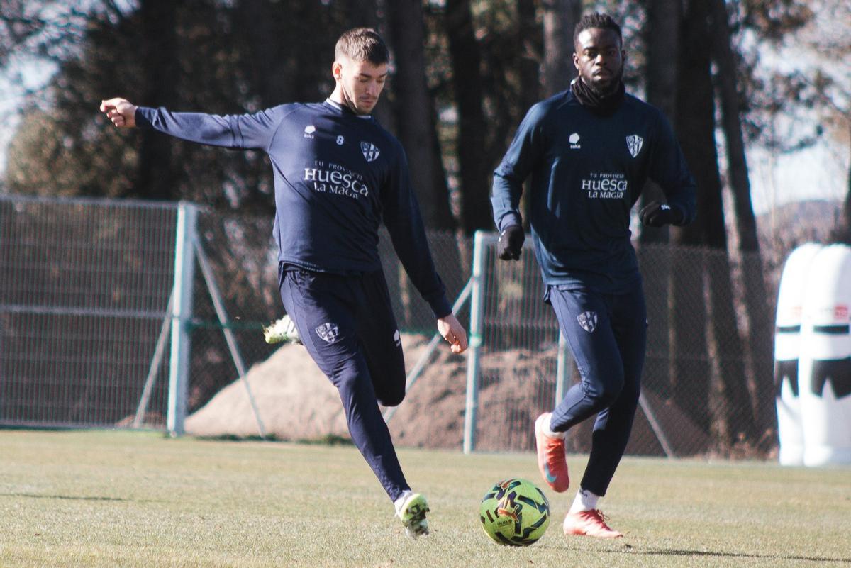 Jordi Martín y Agbekpornu, en el entrenamiento de este viernes en la Base Aragonesa.