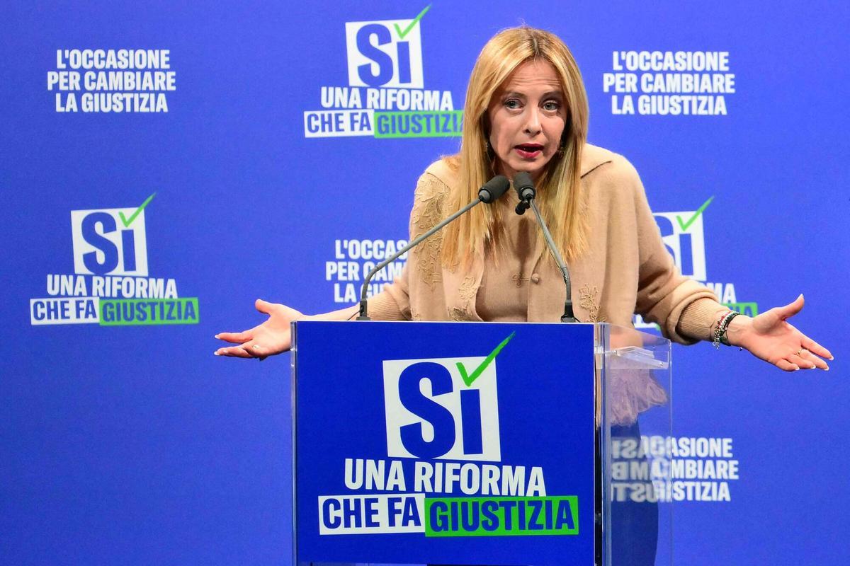 La primera ministra de Italia, Giorgia Meloni, durante un mitin de la campaña del referéndum sobre la reforma del poder judicial, este viernes en Milán.