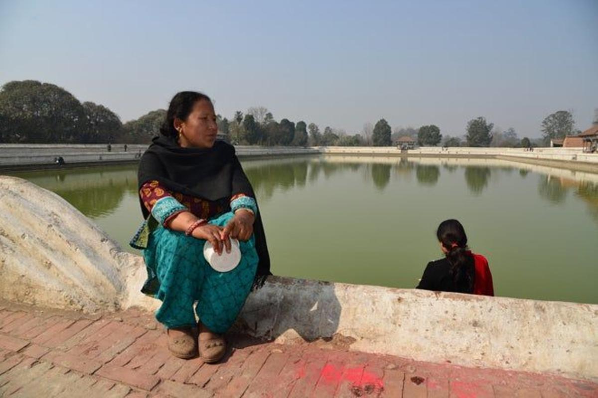 Mujeres nepalíes en el estanque sagrado Siddha Pokhari.