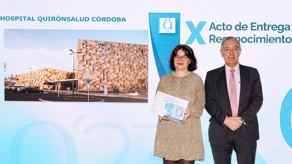 Lydia Ariza, responsable de Calidad del Hospital Quirónsalud Cordoba, recibe el galardón de manos de José Soto, presidente de la Sociedad Española de Directivos de la Salud (Sedisa).
