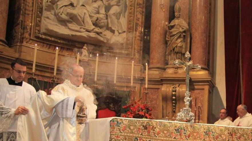 El obispo durante la Eucaristía con el Niño delante del altar.