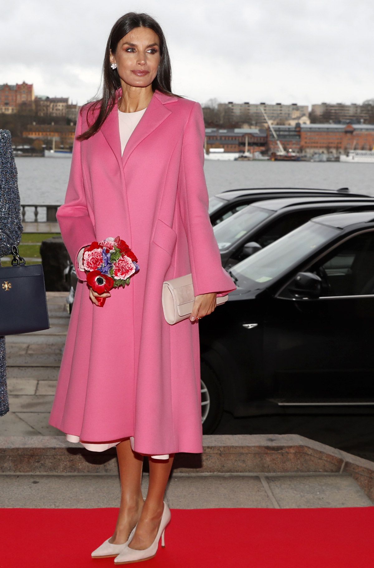 La reina Letizia, espectacular con abrigo rosa