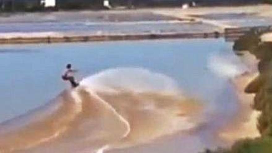 Una imagen del vídeo en el que se ve practicar esquí acuático en el Parque Natural de ses Salines.