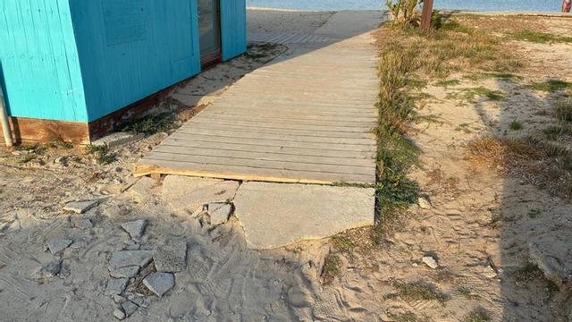 Acceso a la pasarela de Talamanca lleno de piedras rotas | GUILLERMO SÁEZ