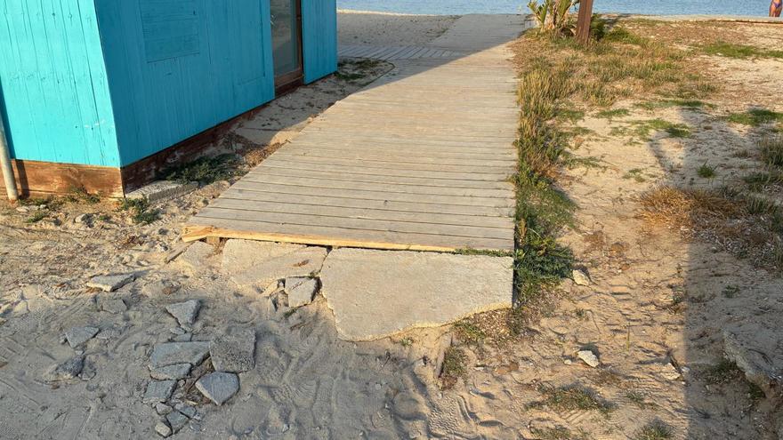 Playas de Ibiza: el acceso a la pasarela de Talamanca lleno de piedras rotas