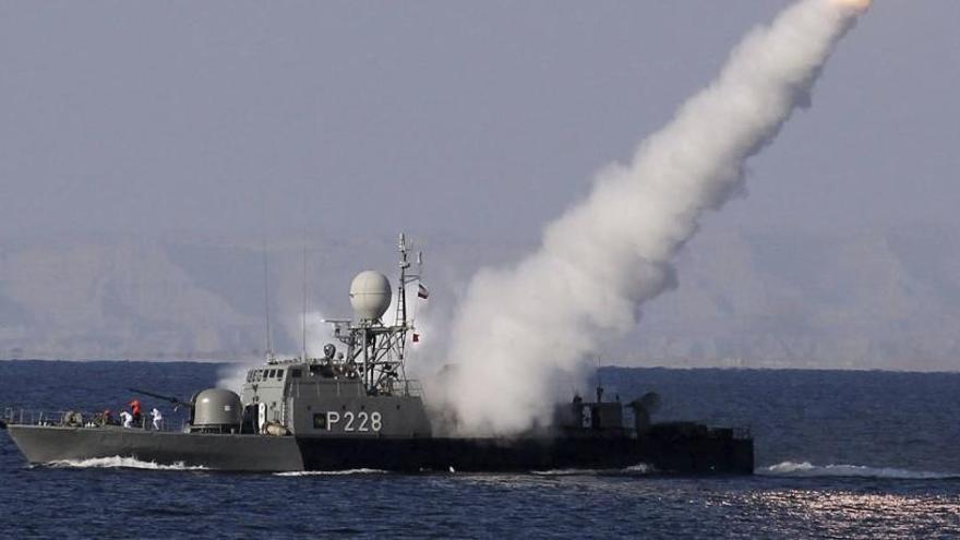 Un buque de la Armada iraní lanza un misil en el mar de Omán.