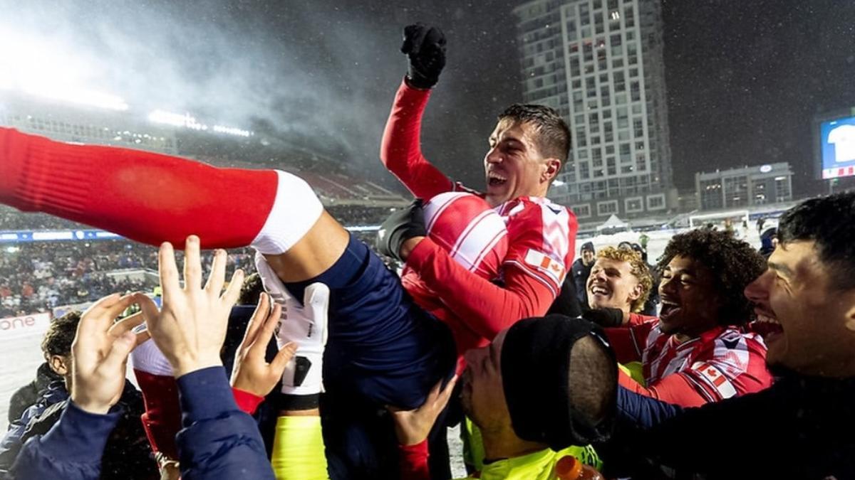 Zapater es manteado por sus compañeros tras ganar la Liga con el Ottawa