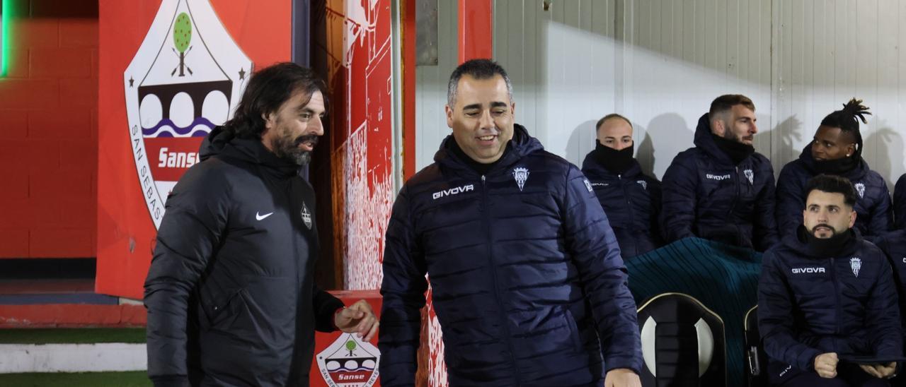 Germán Crespo junto a Lobo, técnico del Sanse, antes de iniciarse el encuentro.