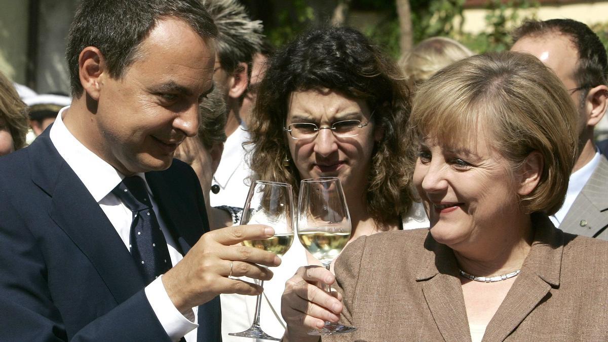 José Luis Rodríguez Zapatero y Angela Merkel brindan durante la XX Cumbre entre España y Alemania celebrada en la localidad alemana de Meersburg en 2006.