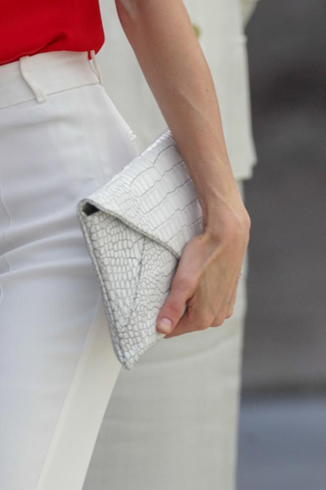 Letizia Ortiz en Avilés, con cartera sobre