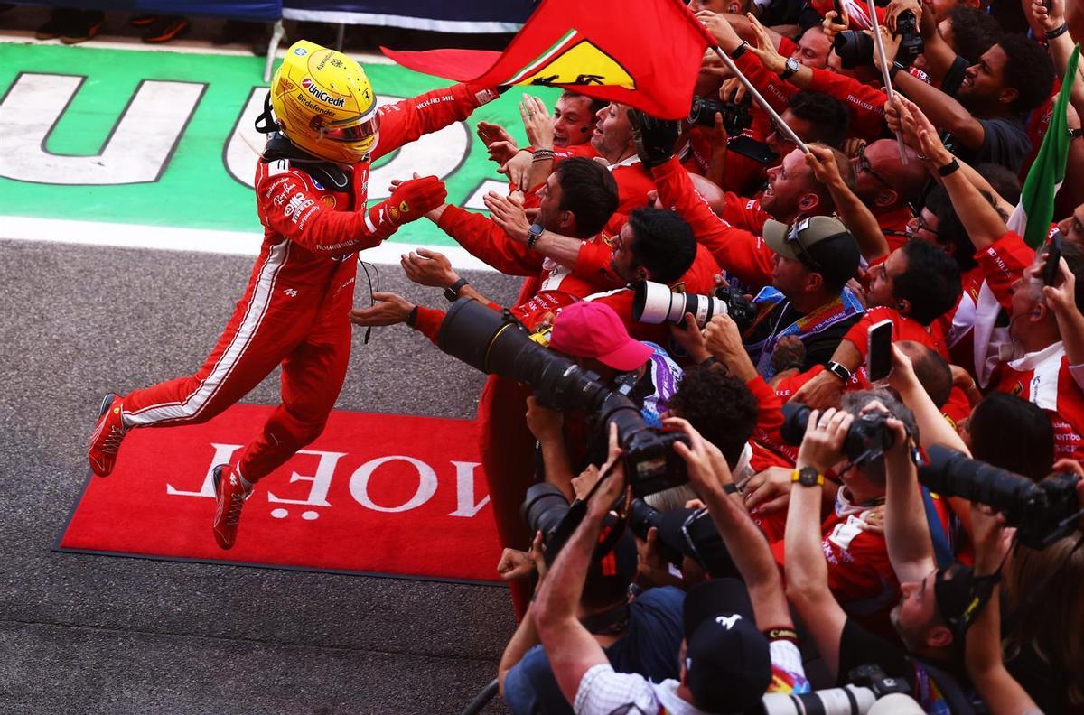 Lewis Hamilton junto a sus compañeros en Ferrari
