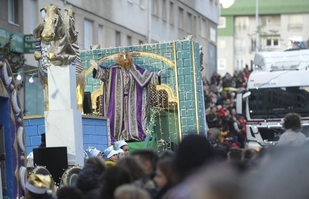 Los Reyes Magos recorren la ciudad desde O Castrillón hasta la plaza de María Pita.