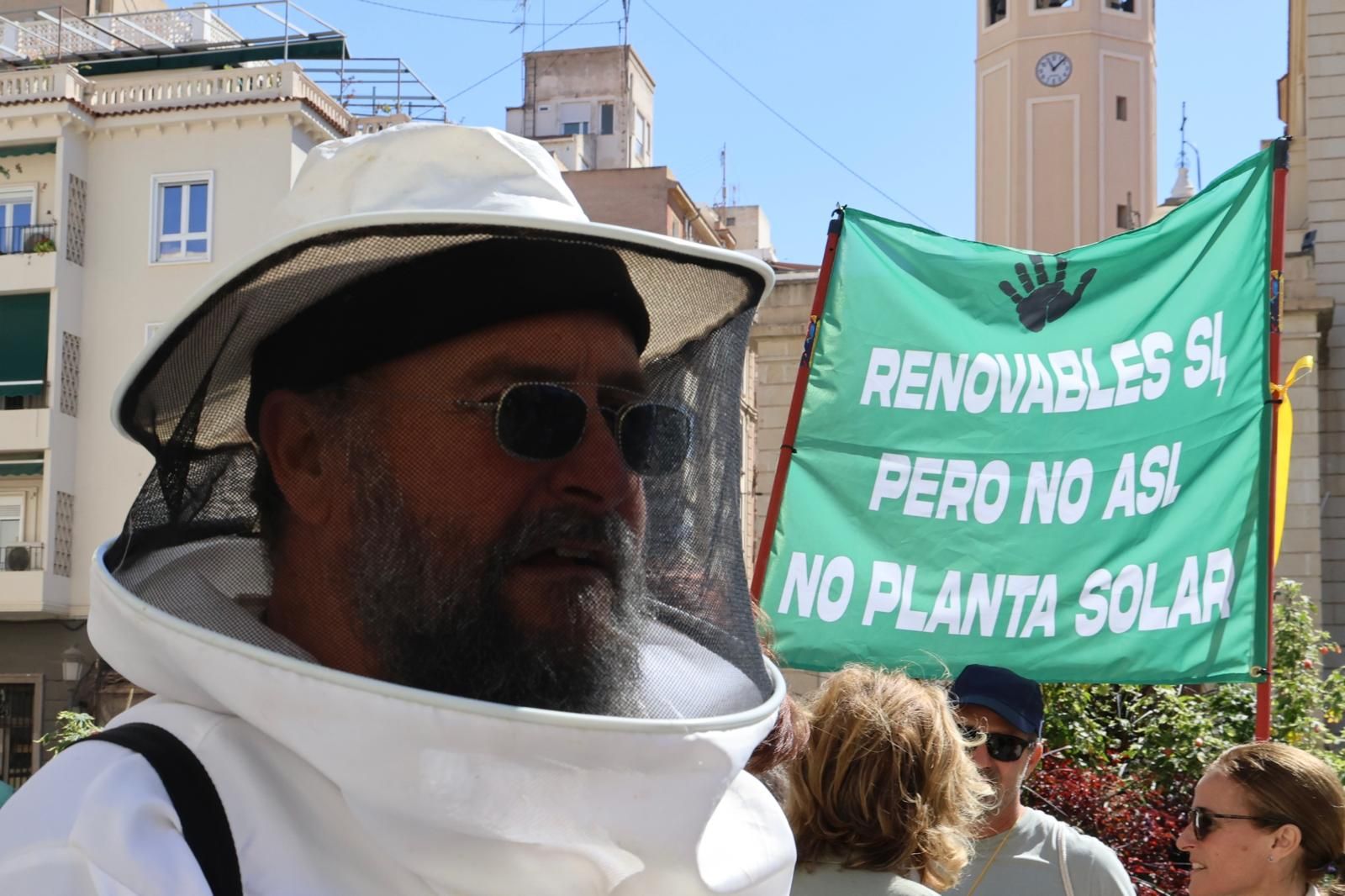 San Miguel de Salinas lleva la protesta contra el proyecto de la planta solar de la desaladora al centro de Alicante