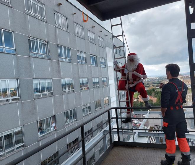 La visita de Papá Noel al Hospital de Cabueñes de Gijón, en imágenes