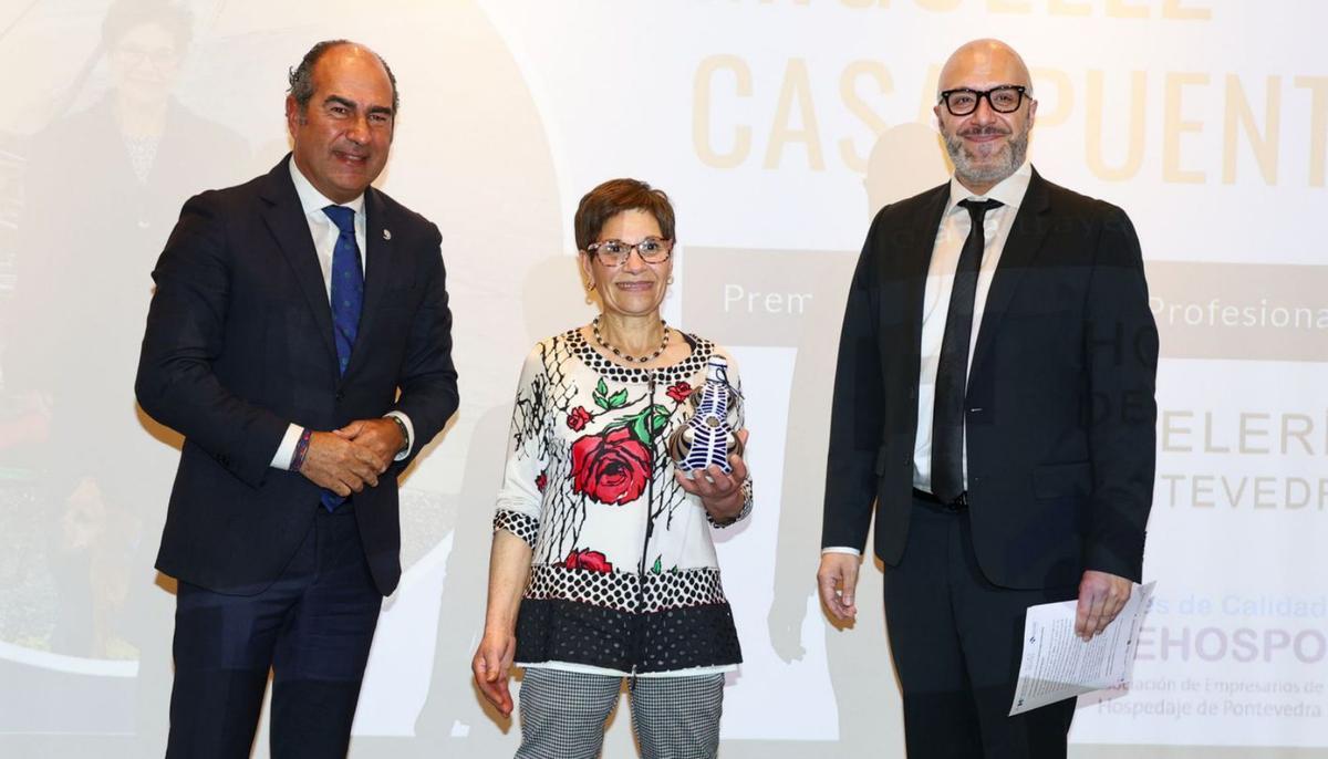 M.ª Amalia Miguélez, con Pardal y Veleiro. Debajo, Cebreiros entrega el premio a  M.ª José Giganto del Corral, de Diversum.