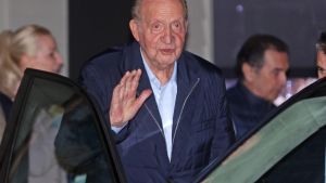 El Rey Juan Carlos sale del restaurante dBerto donde ha cenado con amigos este miércoles tras su llegada a Sanxenxo