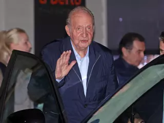 La cena del rey Juan Carlos con amigos en O Grove: almejas, camarón, pescado a la brasa y salpicón de bogavante