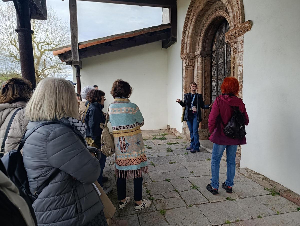 Una visita guiada a la iglesia de Arlós, una de las joyas patrimoniales de Llanera.