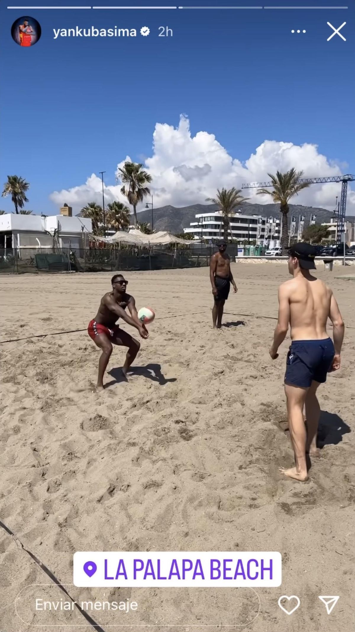 Ejim, Thomas y Saint-Supéry jugando al voley