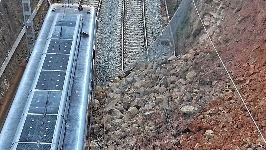 Les terres del mur de contenció que va cedir vistes des de l&#039;encreuament de la via amb la carretera