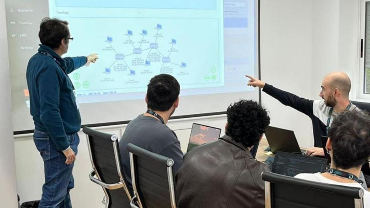 Félix Gómez Mármol explica una proyección del Cyber Range