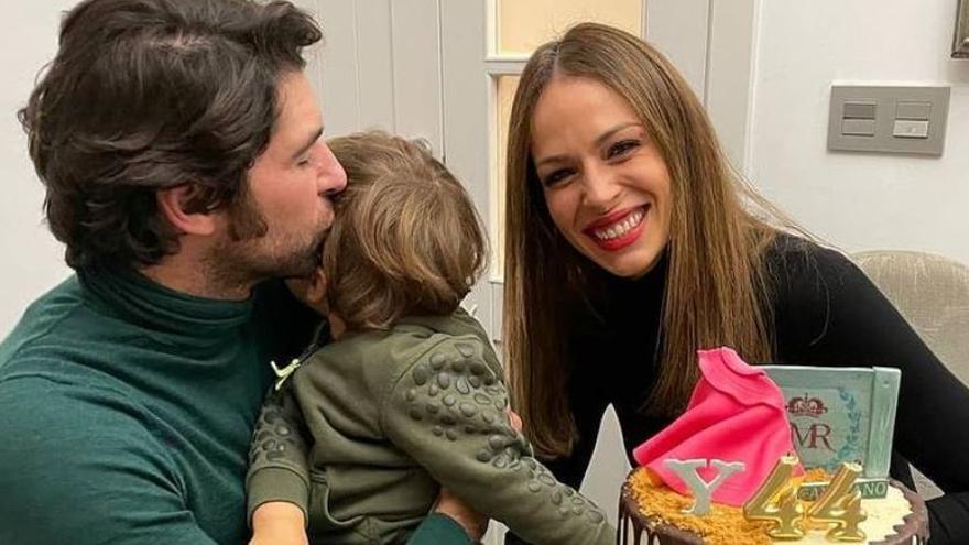 Cayetano Rivera junto a su mujer, Eva González, y su hijo.