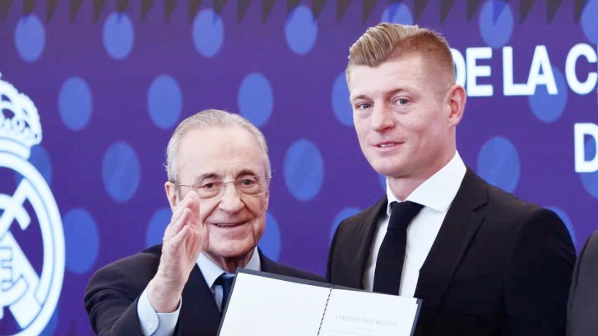 Florentino Pérez saluda uno a uno a los jugadores antes del choque ante el Bayern