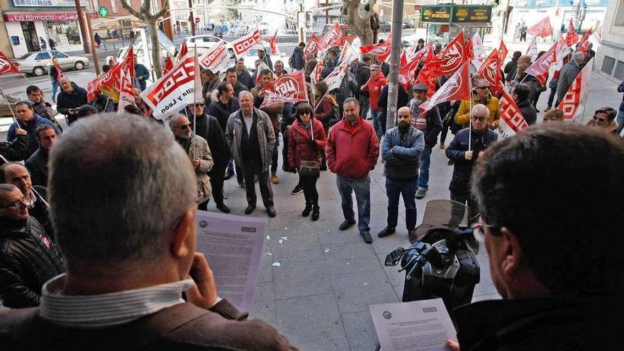 Concentración de UGT y CCOO frente a la sede de CEOE-Cepyme en la plaza de Alemania.